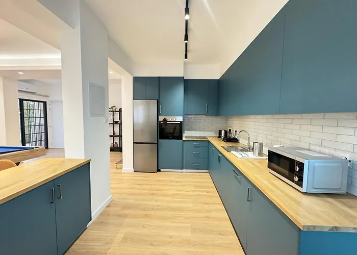 Gamehouse In The Center *