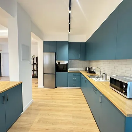 Gamehouse In The Center *