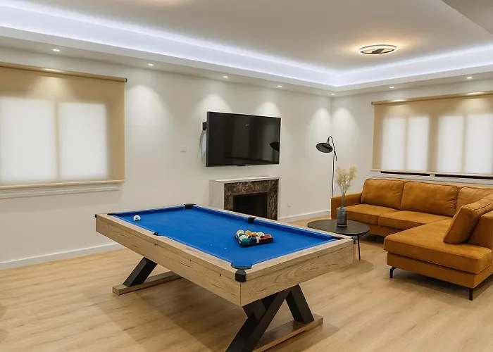 Gamehouse In The Center